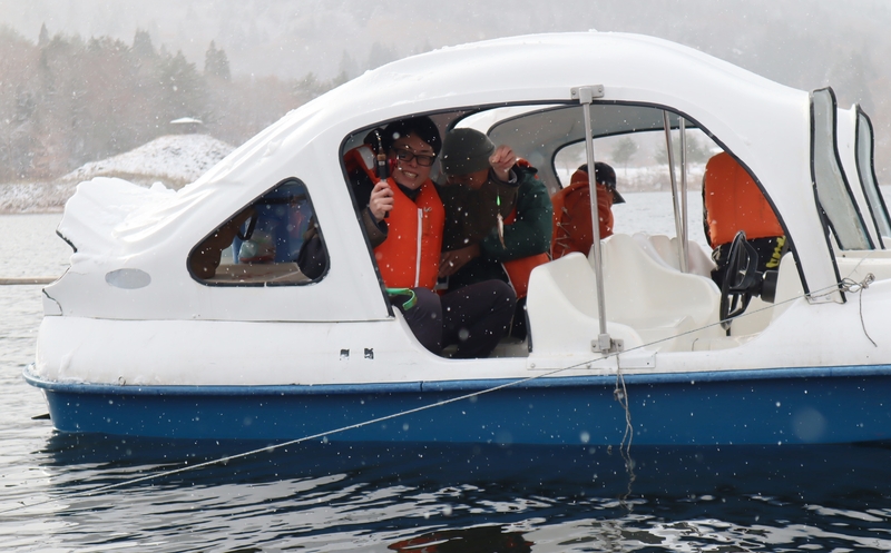 ボートでのワカサギ釣り体験